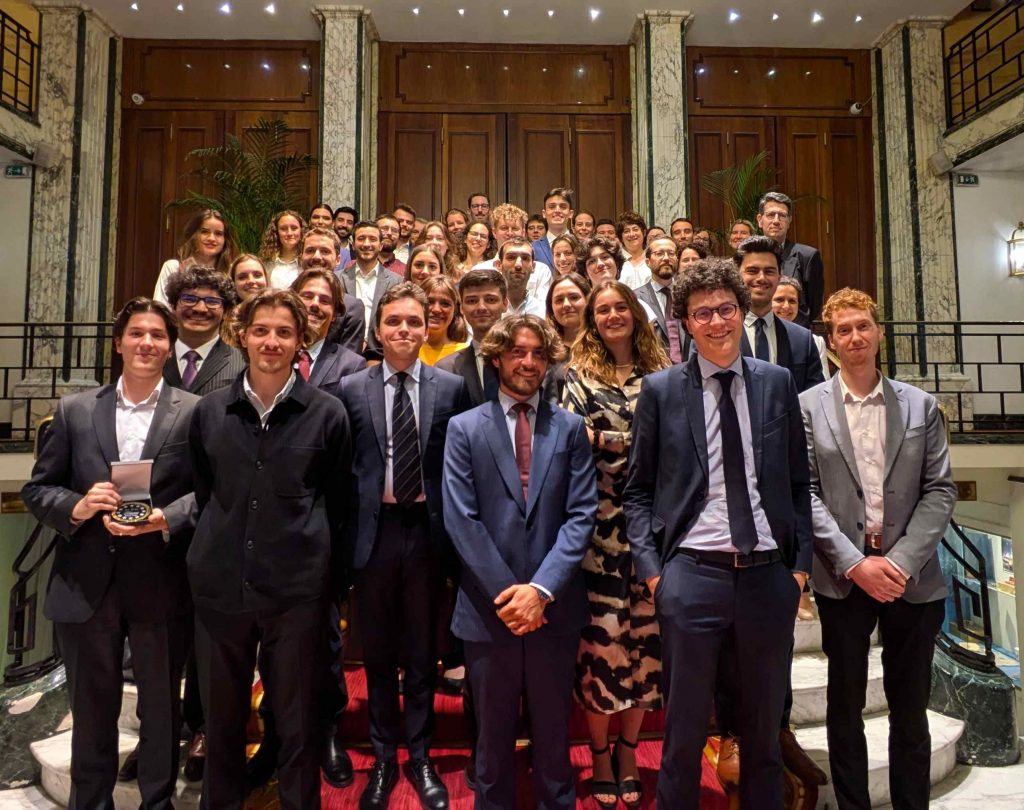 Ensemble des participants (étudiants, professeurs, partenaires et jurés) de la cérémonie de remise des prix de l'édition 2024 du Concours du Lobbying