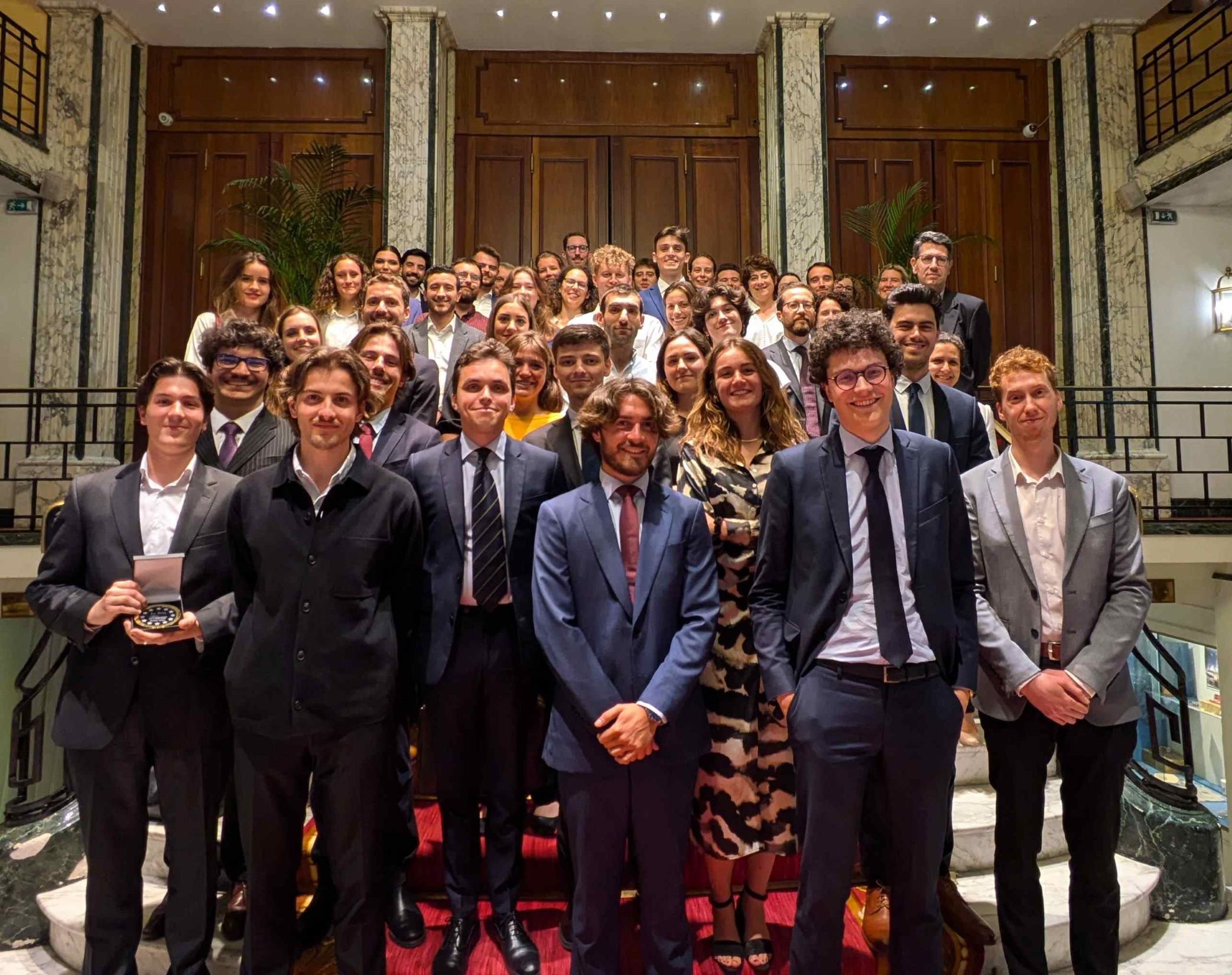 Ensemble des participants à la rencontre entre les étudiants et le sénateur des Hauts-de-Seine Xavier Iacovelli, parrain de l’édition 2024 du Concours